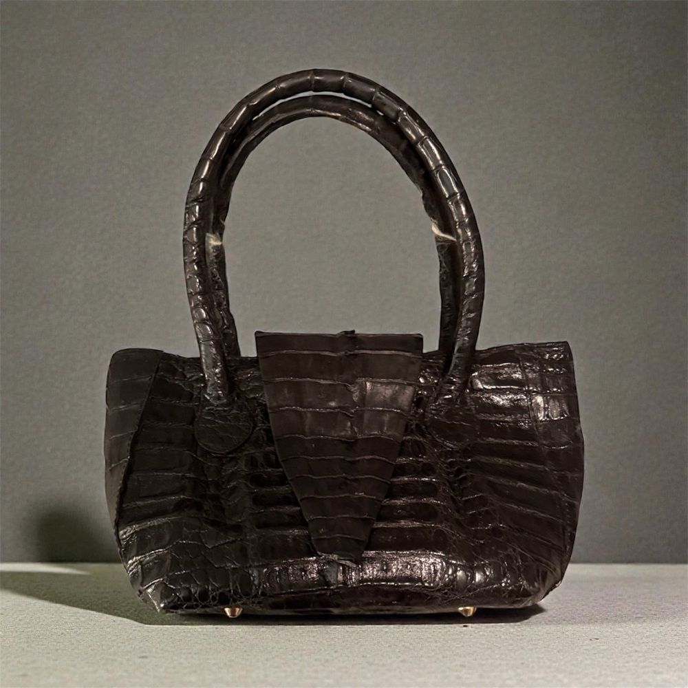 Elegant Signed & Stamped 🇺🇸Designer Genuine Crocodile Tail Women’s handbag💫
